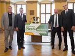 Město poděkovalo FC Viktoria Plzeň za zisk titulu a darovalo klubu šek na podporu mládežnického fotbalu