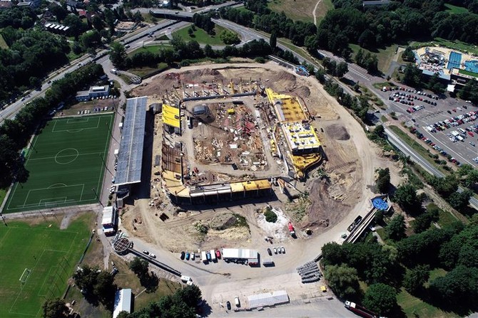 Stavba multifunkčního fotbalového stadionu v Hradci Králové - srpen 2022.