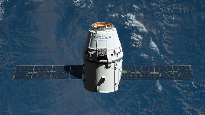 SpaceX - loď Dragon - otevřené solární panely